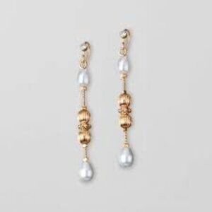 Pearly Delight Linear Earrings
